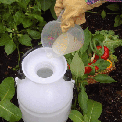 Shake the sprayer again before using